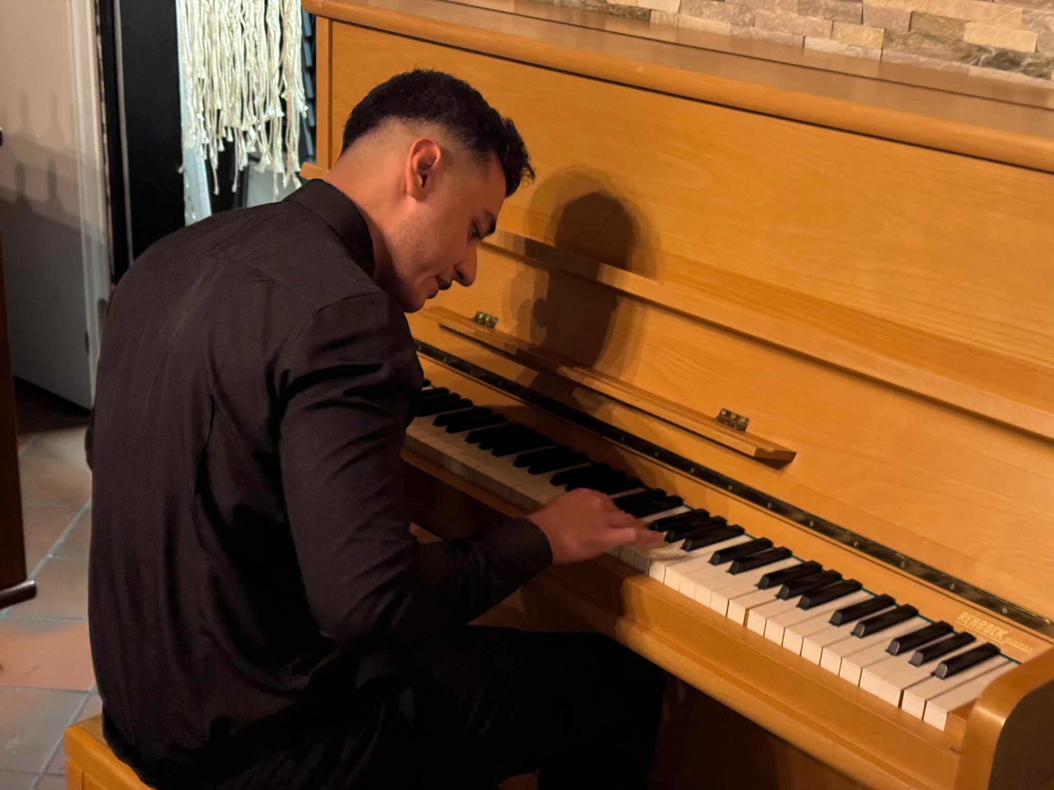Ahmed am Klavier