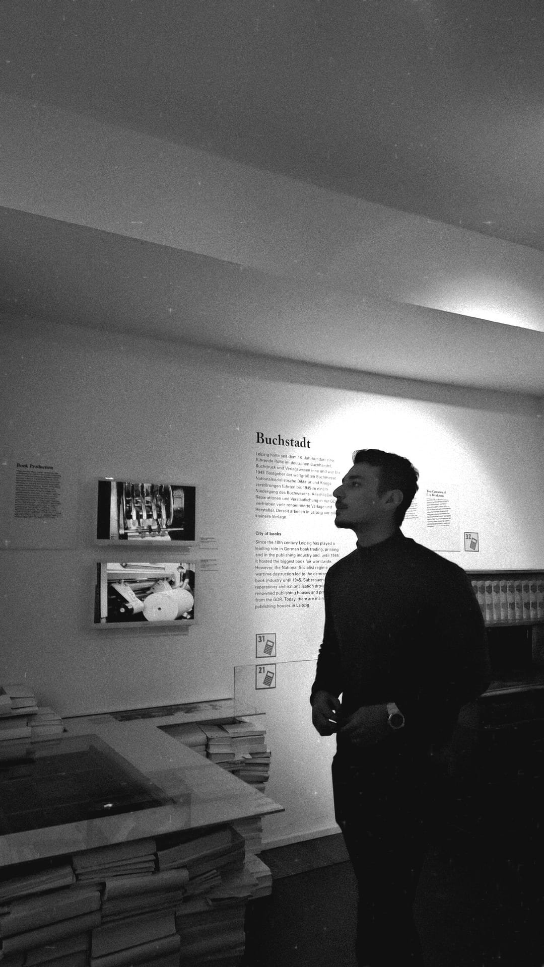 Ahmed in einer Lese- und Museumsumgebung